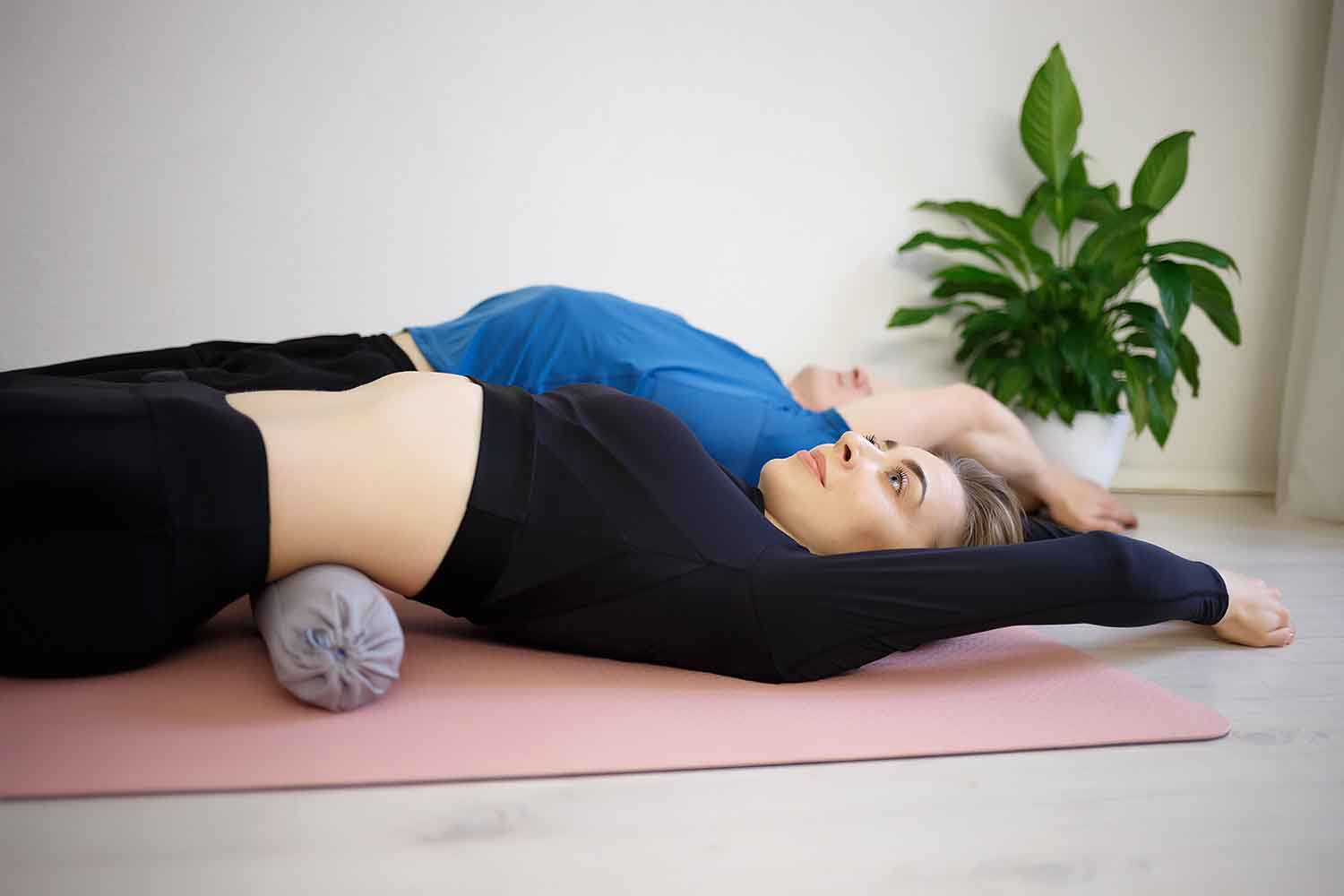 yin yoga vs restorative yoga